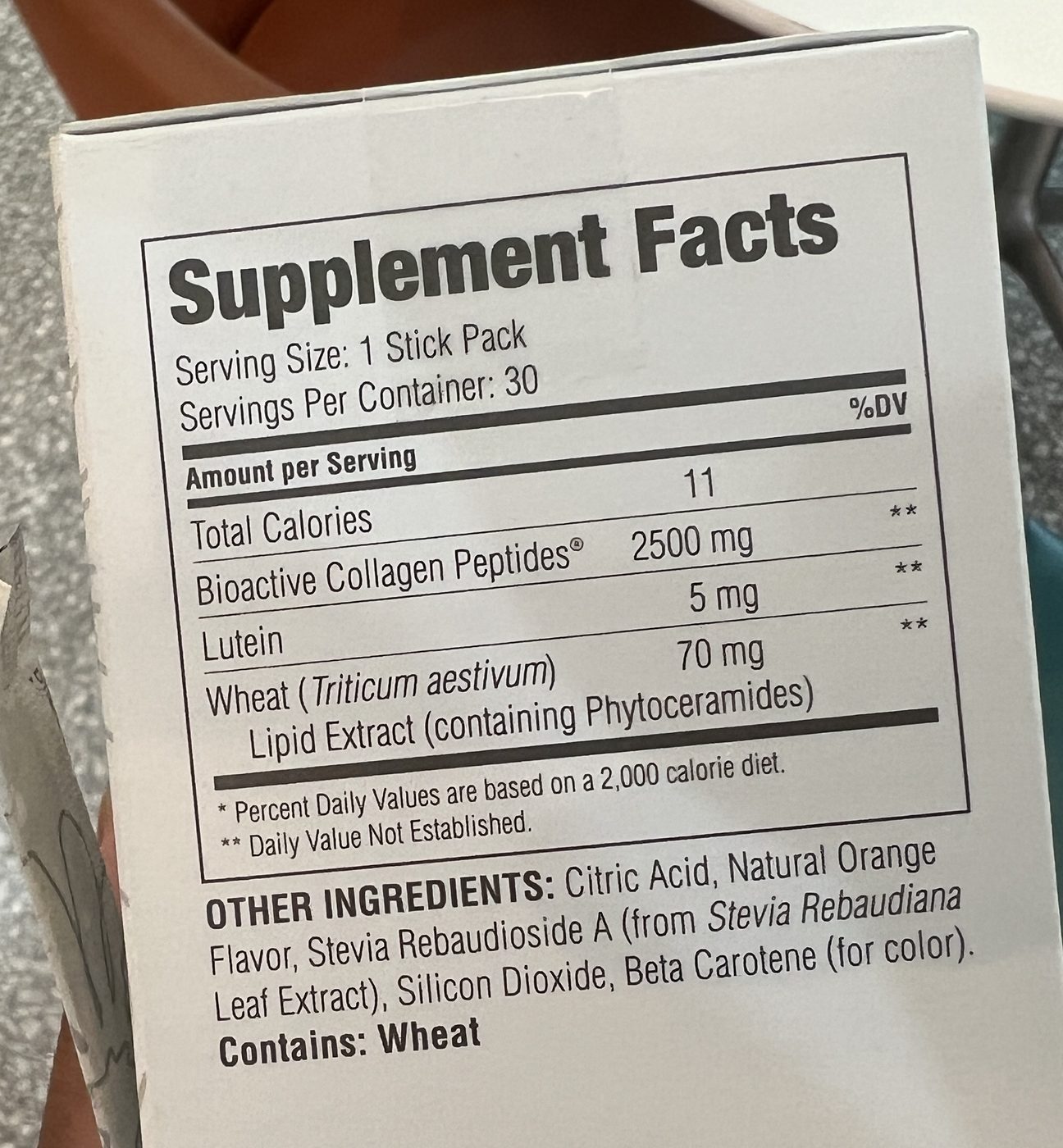 ฉลาก Supplement Facts ภาษาอังกฤษของซองคอลลาเจน แสดง Bioactive Collagen Peptides 2500 mg และ Lutein 5 mg