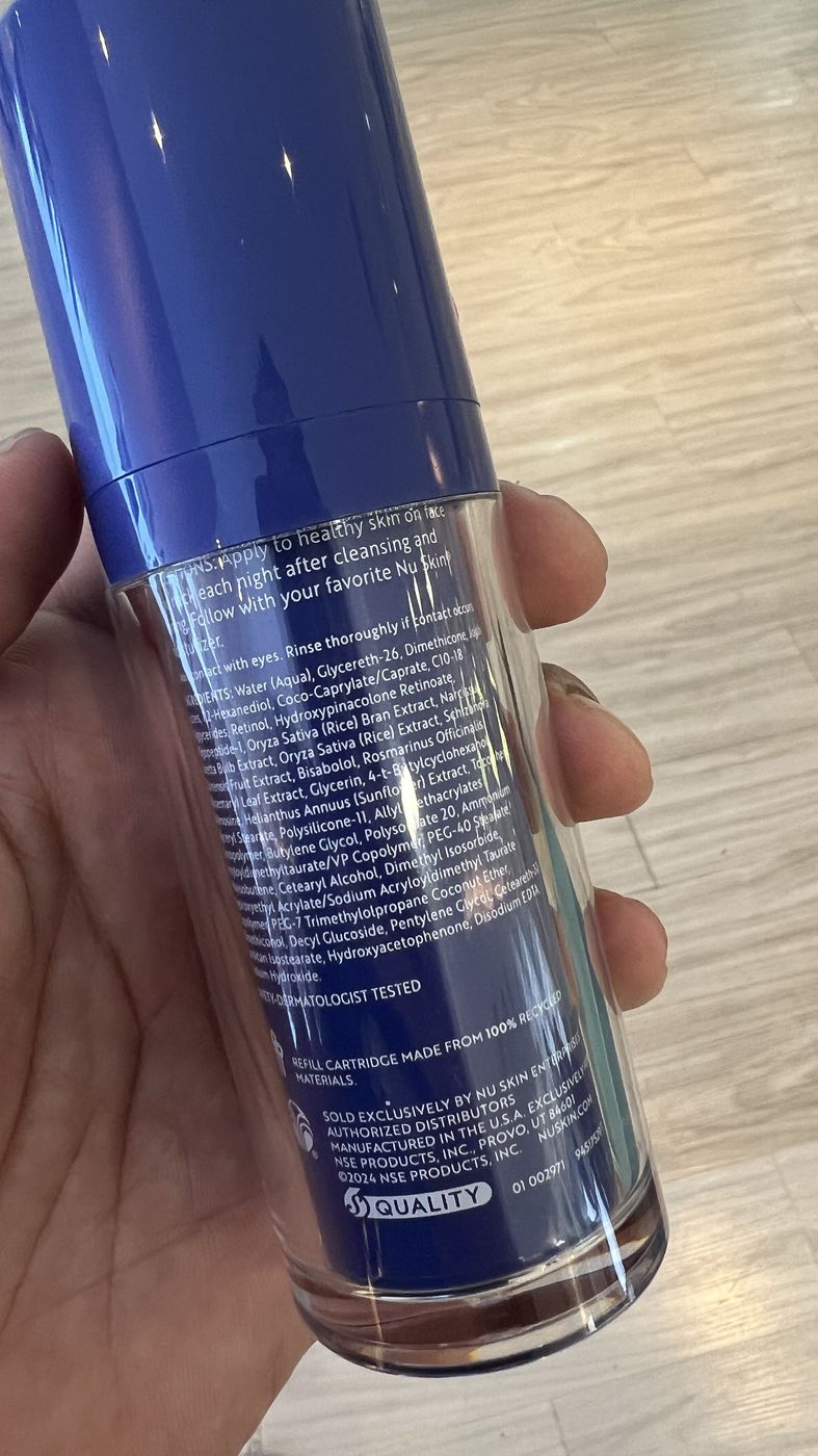 ด้านหลังขวดเรตินอล แสดงรายการส่วนผสม INCI ที่มี Retinol และ Hydroxypinacolone Retinoate